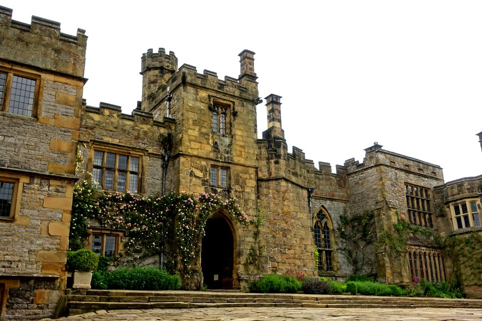 Lower Courtyard - Haddon Hall - Bakewell, Derbyshire, England - DSC02459