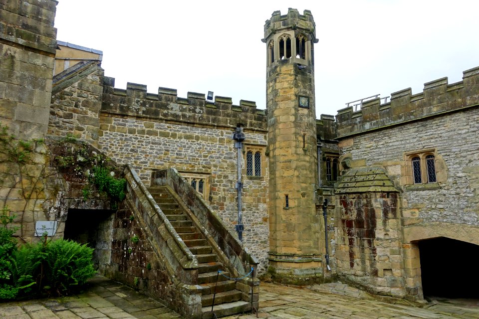 Lower Courtyard - Haddon Hall - Bakewell, Derbyshire, England - DSC02465