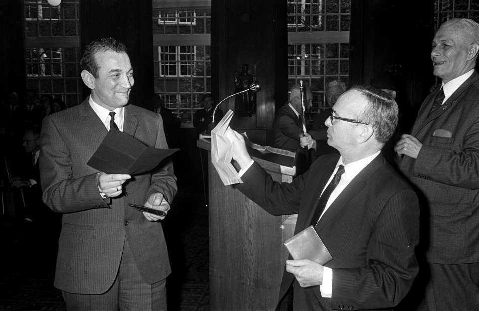 Loting voor kandidaten toernooi schaken in raadszaal stadhuis Amsterdam, rechts , Bestanddeelnr 921-3286