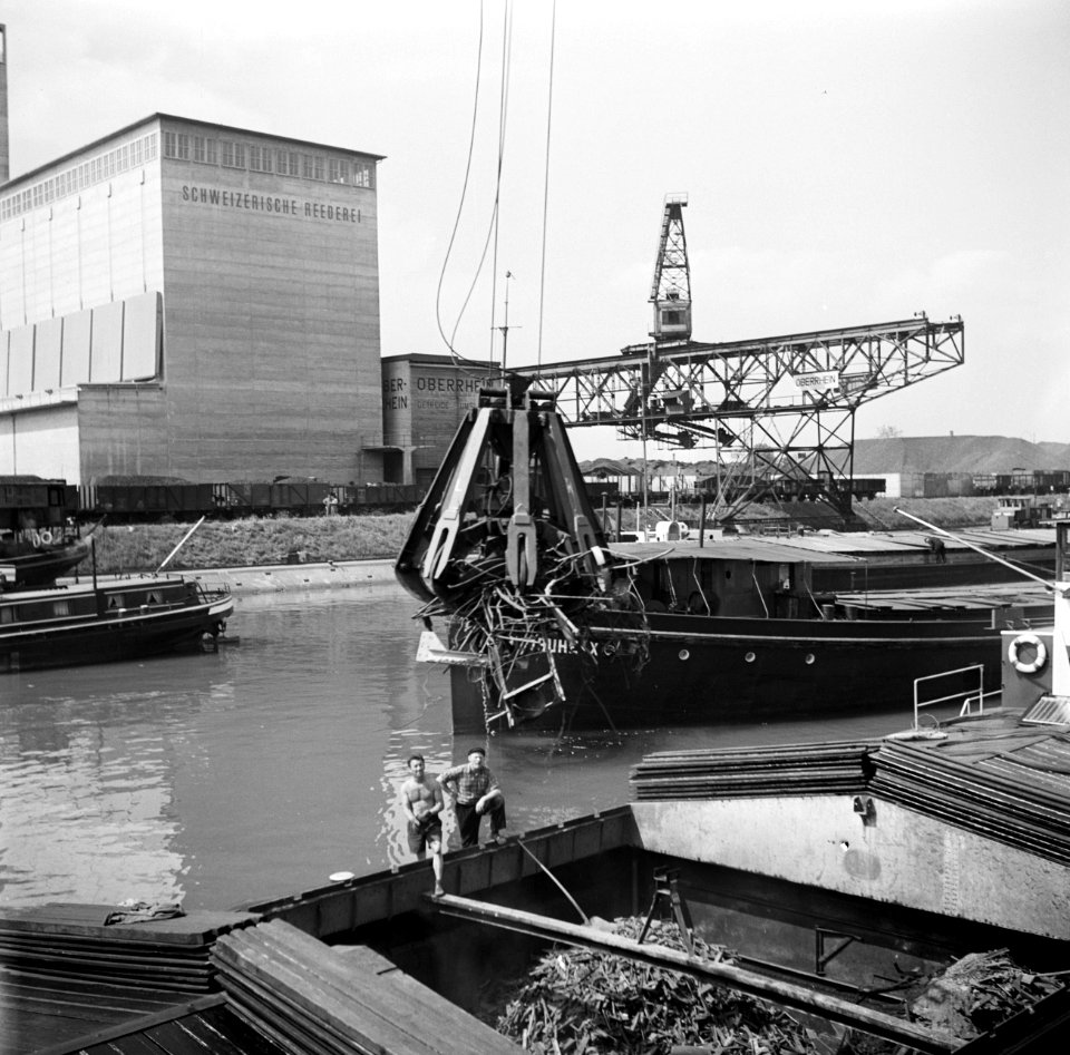 Lossen van schroot in de haven van Bazel-Kleinhüningen met op de achtergrond een, Bestanddeelnr 254-1291