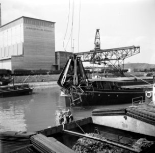 Lossen van schroot in de haven van Bazel-Kleinhüningen met op de achtergrond een, Bestanddeelnr 254-1291