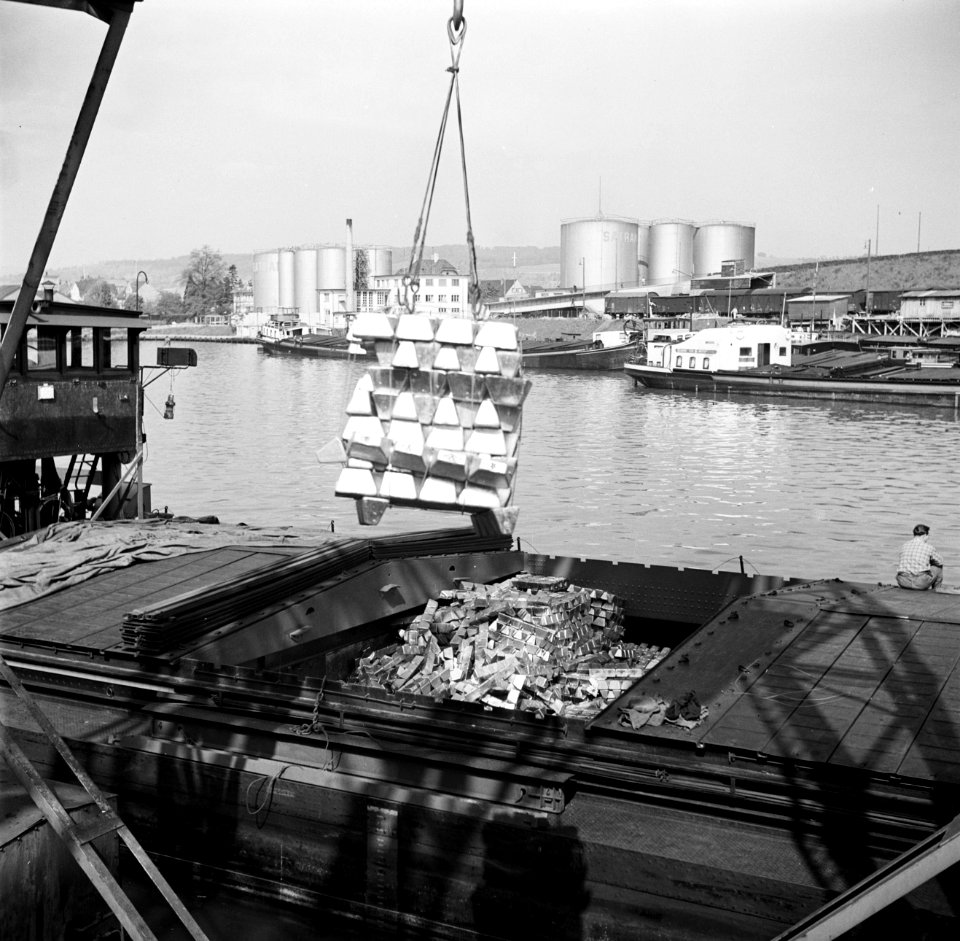 Lossen van magnesium in de haven van Bazel-Kleinhüningen, Bestanddeelnr 254-1307