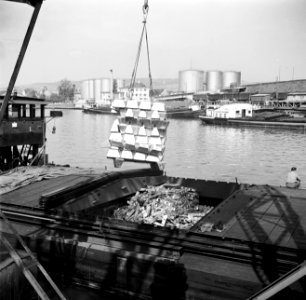 Lossen van magnesium in de haven van Bazel-Kleinhüningen, Bestanddeelnr 254-1307