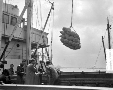Lossen Pools schip Warnja Rotterdam (Prasa), Bestanddeelnr 907-7137