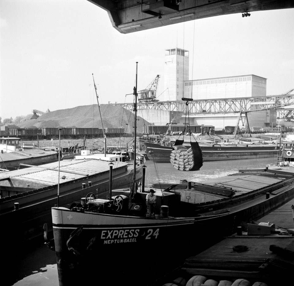 Lossen van de Express 24 van rederij Neptun in de haven van Bazel-Kleinhüningen , Bestanddeelnr 254-1308