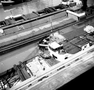 Lossen van een schip in de haven van Bazel-Kleinhüningen, gezien vanaf de Silotu, Bestanddeelnr 254-1296