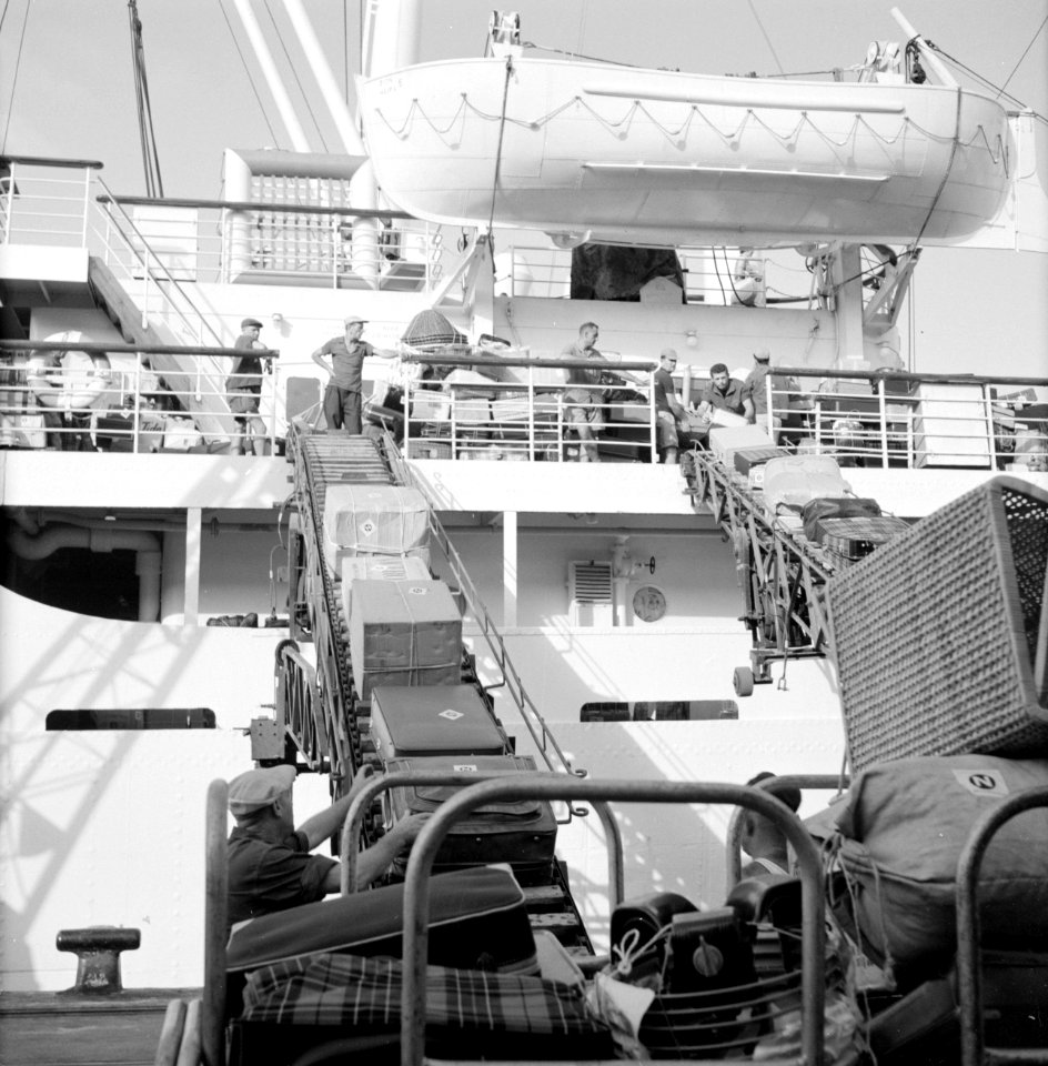 Lossen van bagage via transportbanden tussen het schip SS Zion en de kade, Bestanddeelnr 255-2174