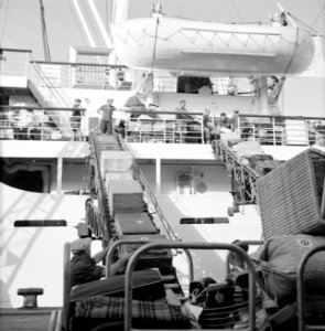 Lossen van bagage via transportbanden tussen het schip SS Zion en de kade, Bestanddeelnr 255-2174