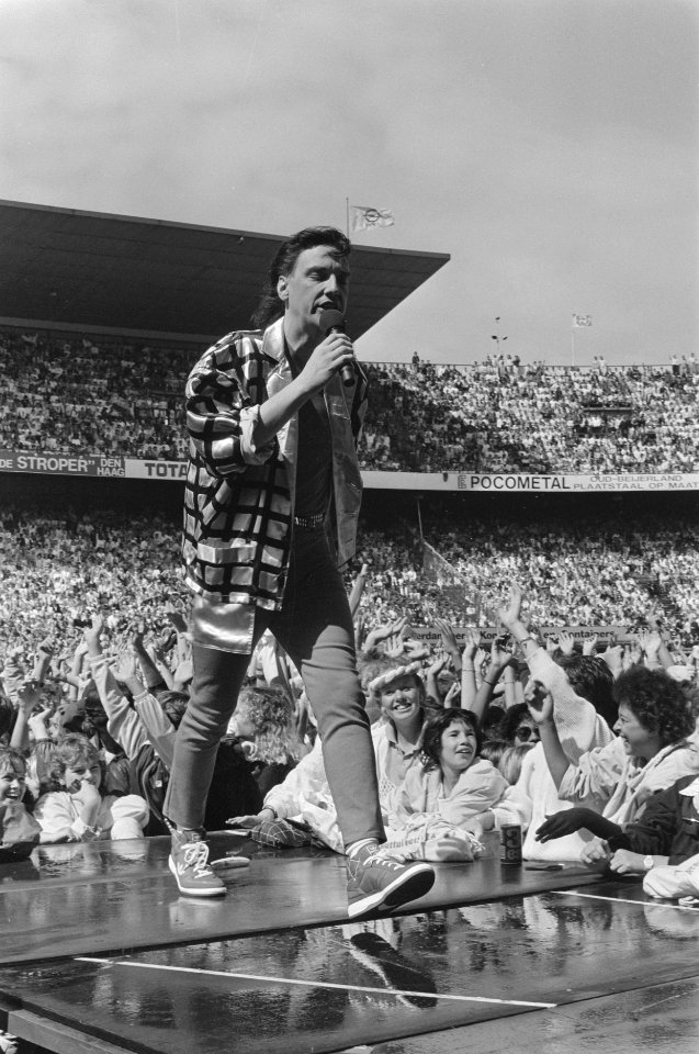 Los Vast Live in Feyenoordstadion presentator Jan Rietman met achter hem het vo, Bestanddeelnr 933-3951