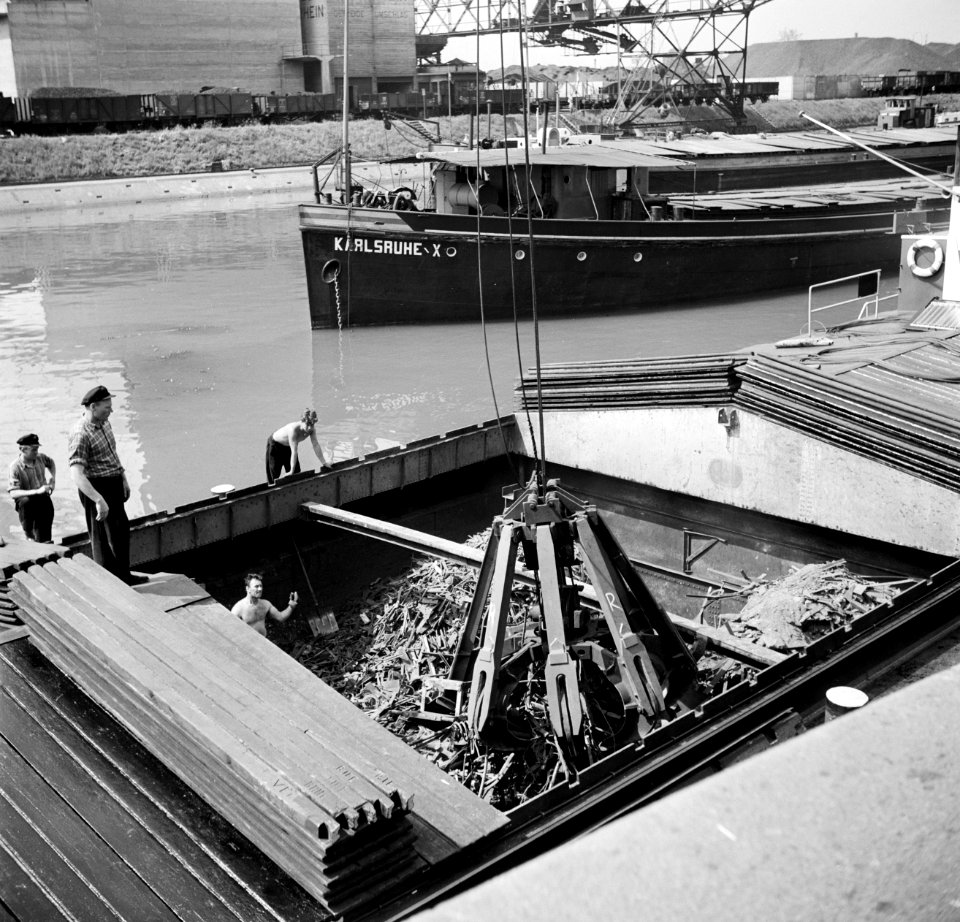 Lossen van schroot in de haven van Bazel-Kleinhüningen, Bestanddeelnr 254-1290