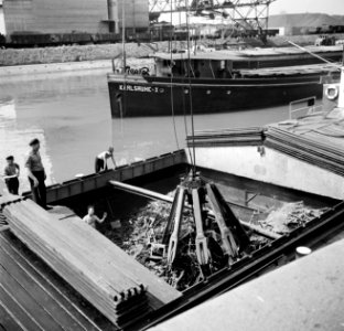 Lossen van schroot in de haven van Bazel-Kleinhüningen, Bestanddeelnr 254-1290
