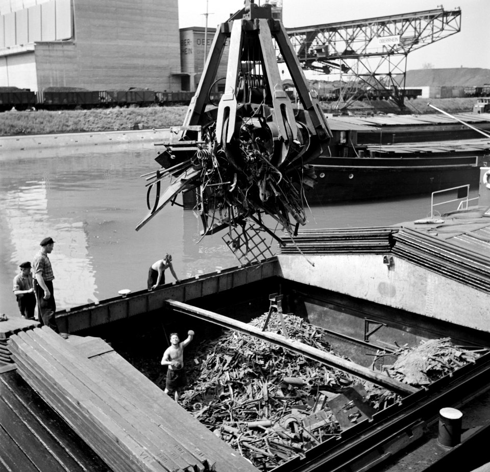 Lossen van schroot in de haven van Bazel-Kleinhüningen, Bestanddeelnr 254-1288