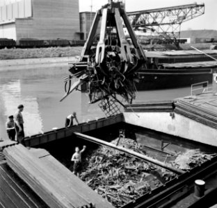 Lossen van schroot in de haven van Bazel-Kleinhüningen, Bestanddeelnr 254-1288