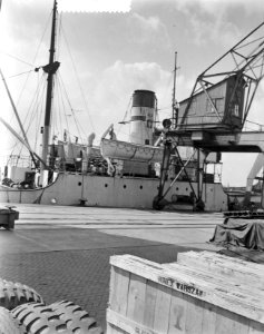 Lossen Pools schip Warnja Rotterdam (Prasa), Bestanddeelnr 907-7140
