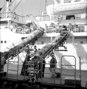 Lossen van bagage via transportbanden tussen het schip SS Zion en de kade, Bestanddeelnr 255-2175