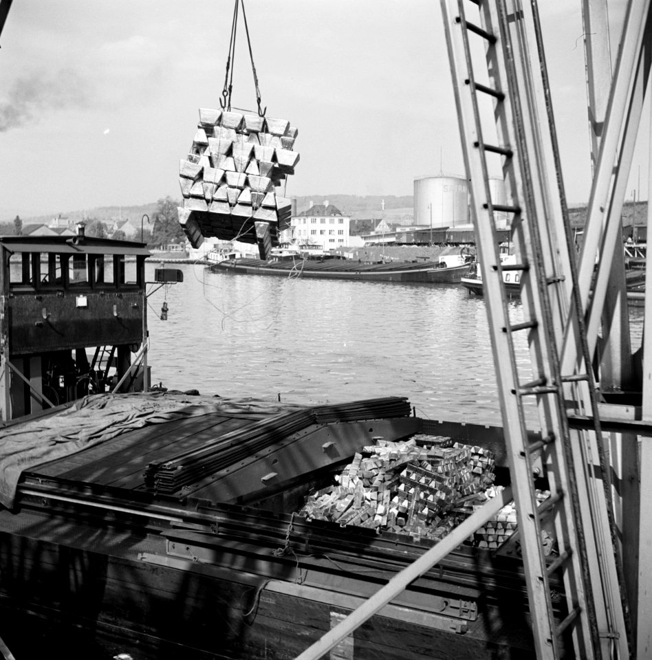 Lossen van magnesium in de haven van Bazel-Kleinhüningen, Bestanddeelnr 254-1306
