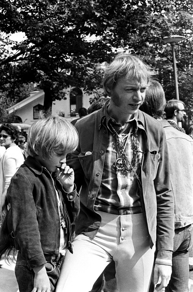 Love in in het Vondelpark. Simon Vinkenoog met zoontje bij Love in, Bestanddeelnr 920-5771