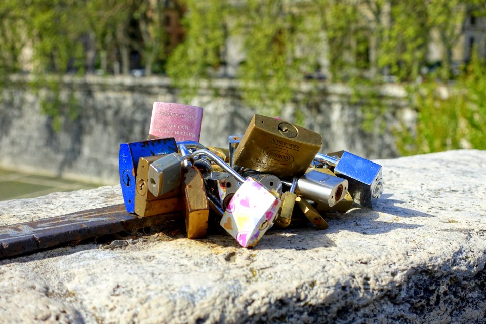 Love on the Ponte Fabricio - Rome, Italy - DSC00479