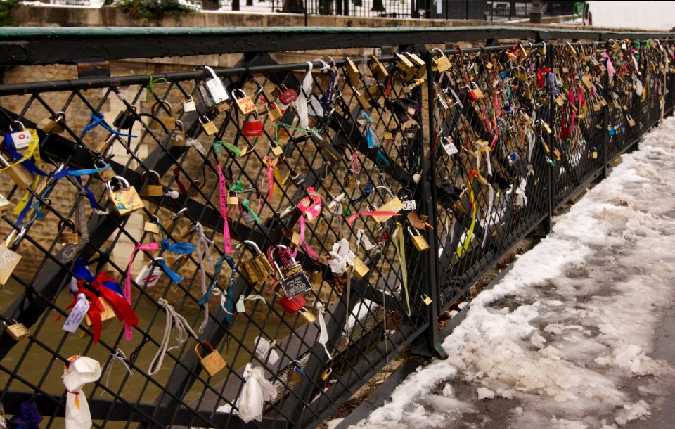 Love padlocks Paris pont archevêché
