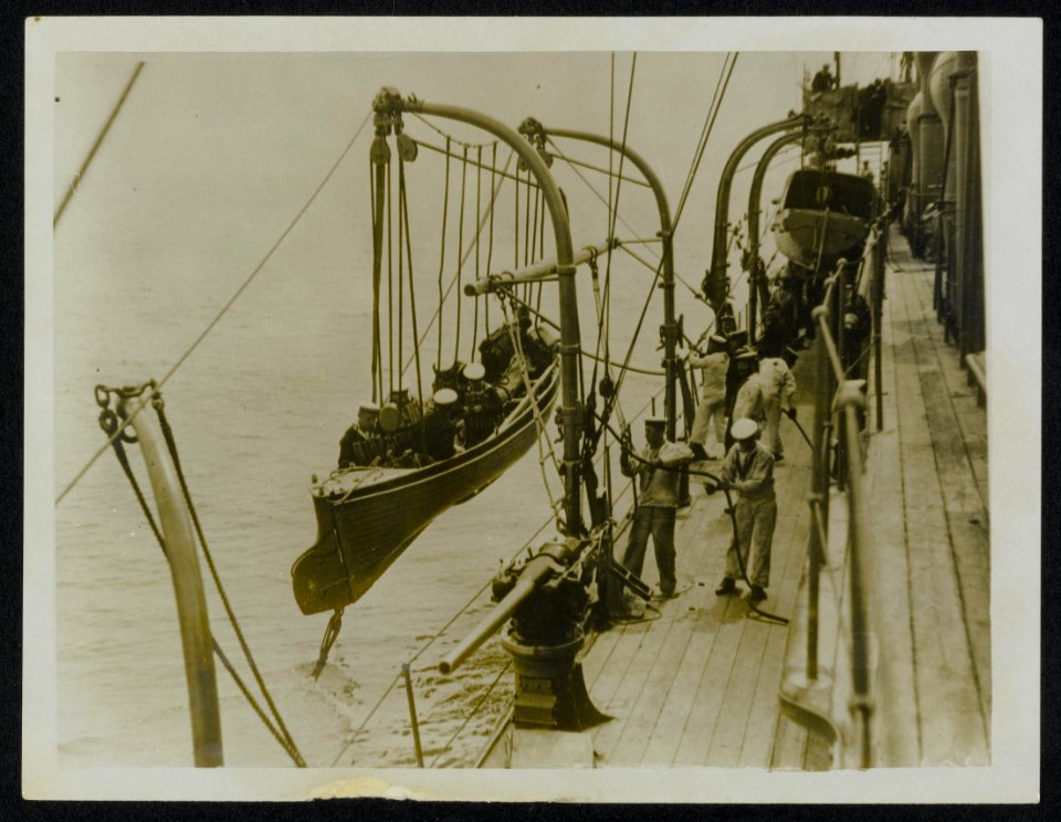 Lowering a boat, Bestanddeelnr 158-0295