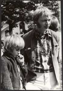 Love in in Amsterdam, met dichter Simon Vinkenoog en zoon, Bestanddeelnr 094-0609