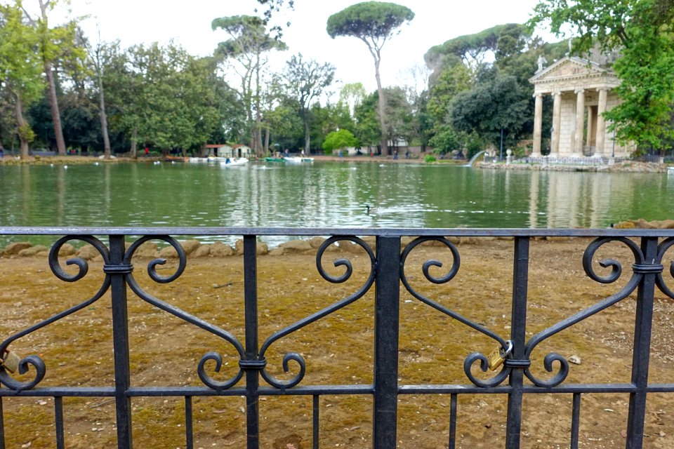 Love padlocks - Laghetto - Villa Borghese - Rome, Italy - DSC05100