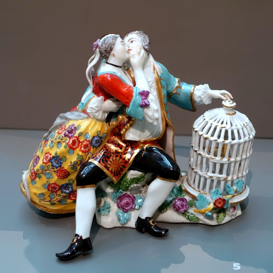 Lovers with a birdcage, Johann Joachim Kaendler, Meissen Porcelain Factory, c. 1736, hard-paste porcelain - Wadsworth Atheneum - Hartford, CT - DSC05339