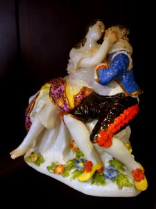 Lovers, unidentified, porcelain - Musei Capitolini - Rome, Italy - DSC05939
