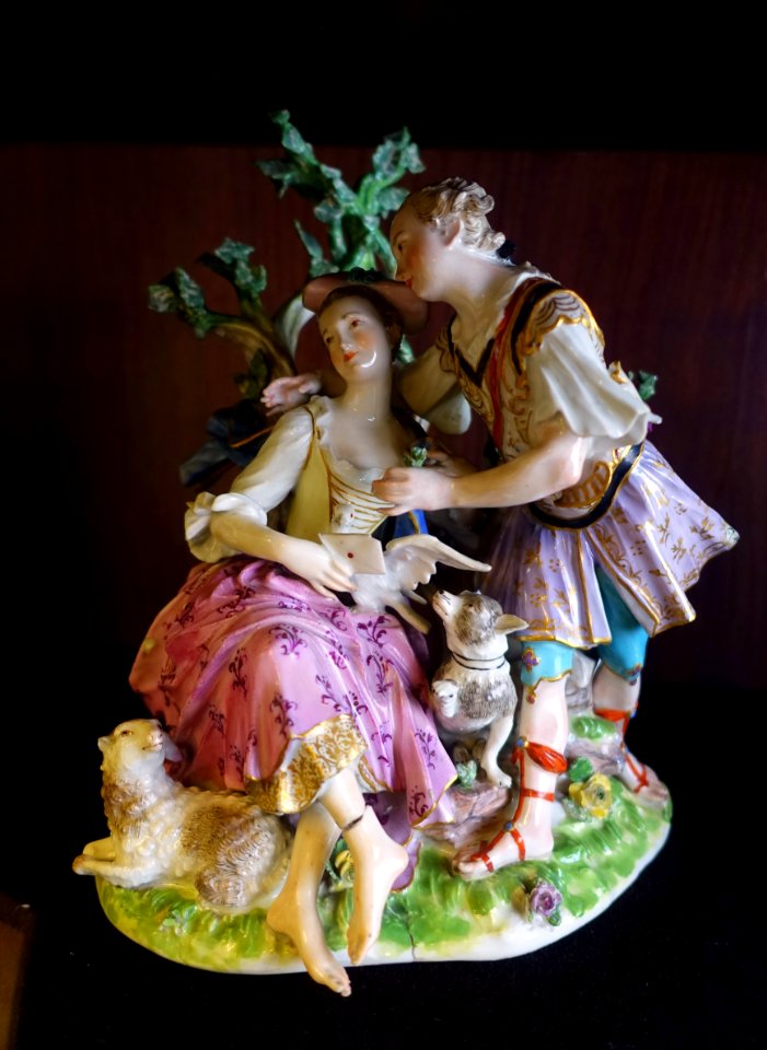 Lovers, unidentified, porcelain - Musei Capitolini - Rome, Italy - DSC05956