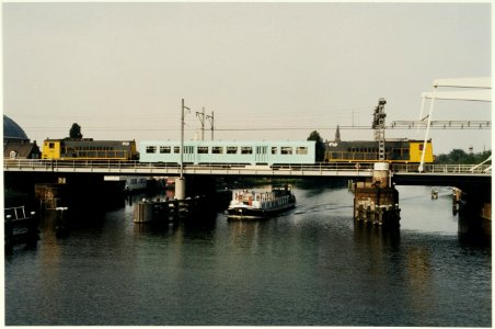 Lovers trein op de Spoorbrug over het Spaarne, NL-HlmNHA 5400464980