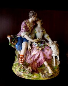 Lovers, unidentified, porcelain - Musei Capitolini - Rome, Italy - DSC05950