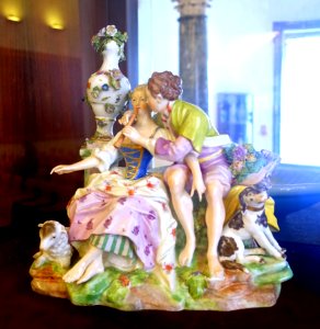 Lovers, unidentified, porcelain - Musei Capitolini - Rome, Italy - DSC05955