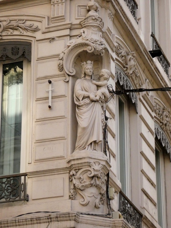 Lyon 2e - Rue du Président Édouard Herriot - Vierge à l'Enfant, à l'angle de la rue Jean de Tournes