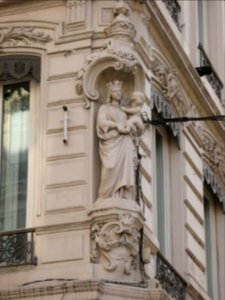 Lyon 2e - Rue du Président Édouard Herriot - Vierge à l'Enfant, à l'angle de la rue Jean de Tournes photo