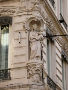 Lyon 2e - Rue du Président Édouard Herriot - Vierge à l'Enfant, à l'angle de la rue Jean de Tournes
