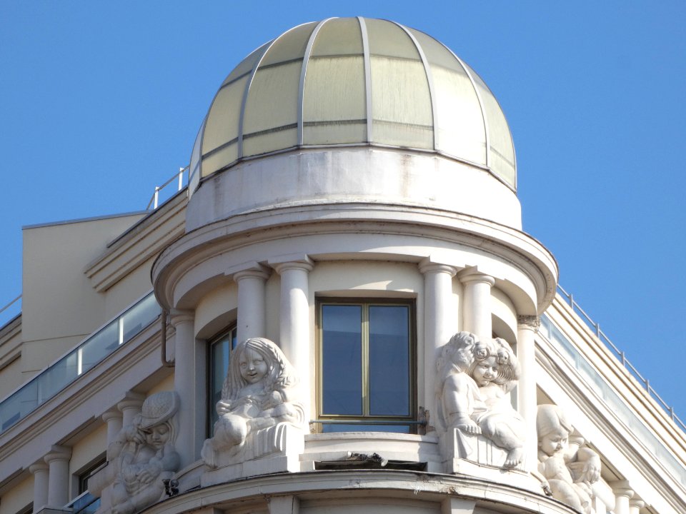 Lyon 2e - Rue du Président Carnot - Anciennes Galeries Lafayette - Dôme et statues à l'angle de la rue Symphorien Champier
