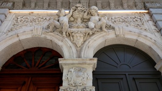 Lyon 2e - Rue du Président Édouard Herriot - Porte au numéro 99 - Statues d'anges