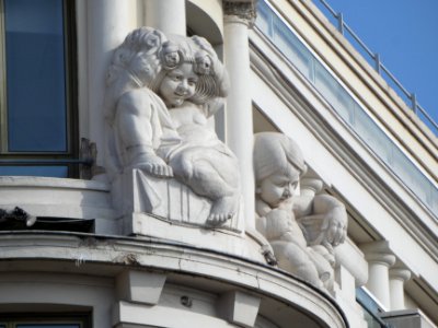 Lyon 2e - Rue du Président Carnot - Anciennes Galeries Lafayette - Statues à l'angle de la rue Symphorien Champier, partie droite