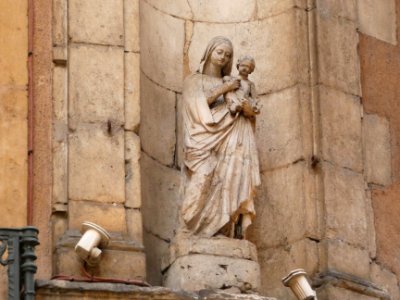 Lyon 2e - Rue Mercière - Vierge à l'Enfant, à l'angle de la rue de la Monnaie photo