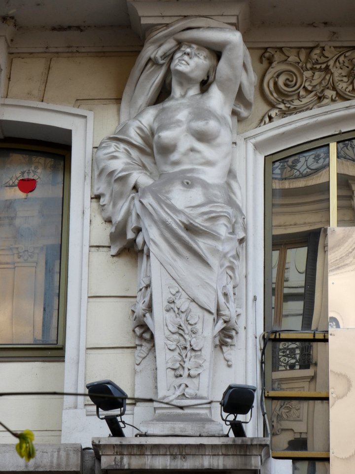 Lyon 2e - Rue du Président Carnot - Anciennes Galeries Lafayette - Statue à gauche de l'entrée