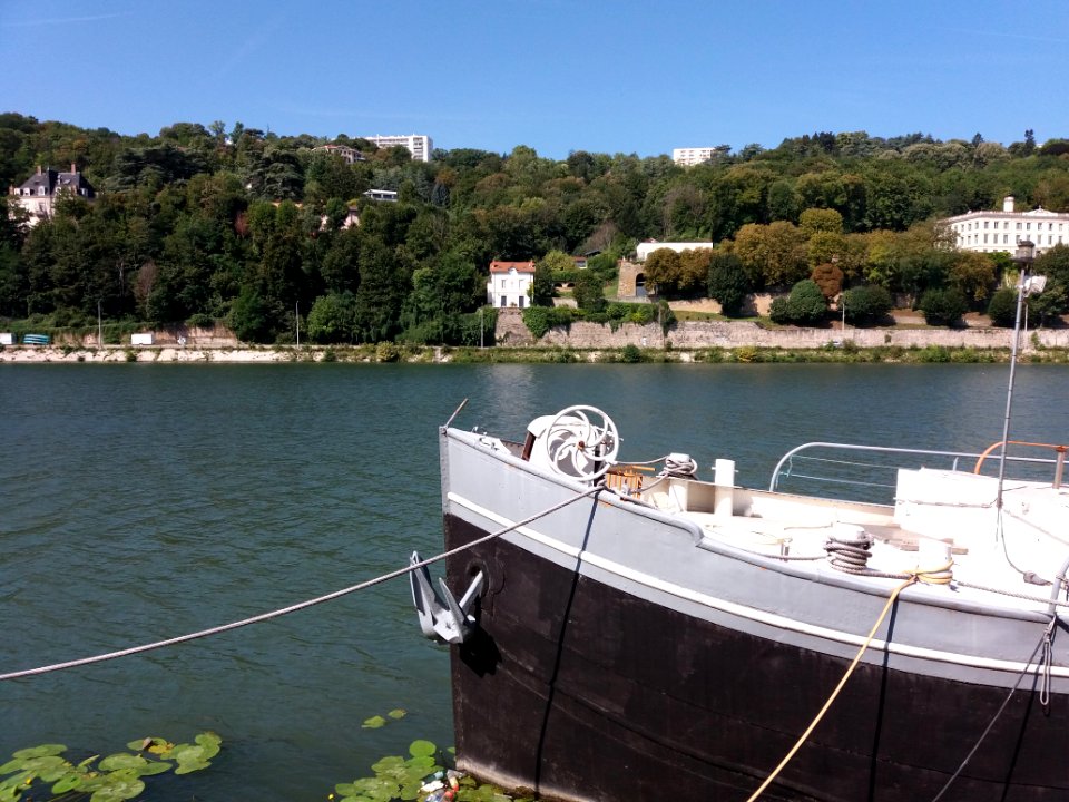 Lyon 2e - Quai Rambaud - Tête de péniche et vue sur La Mulatière et Sainte-Foy