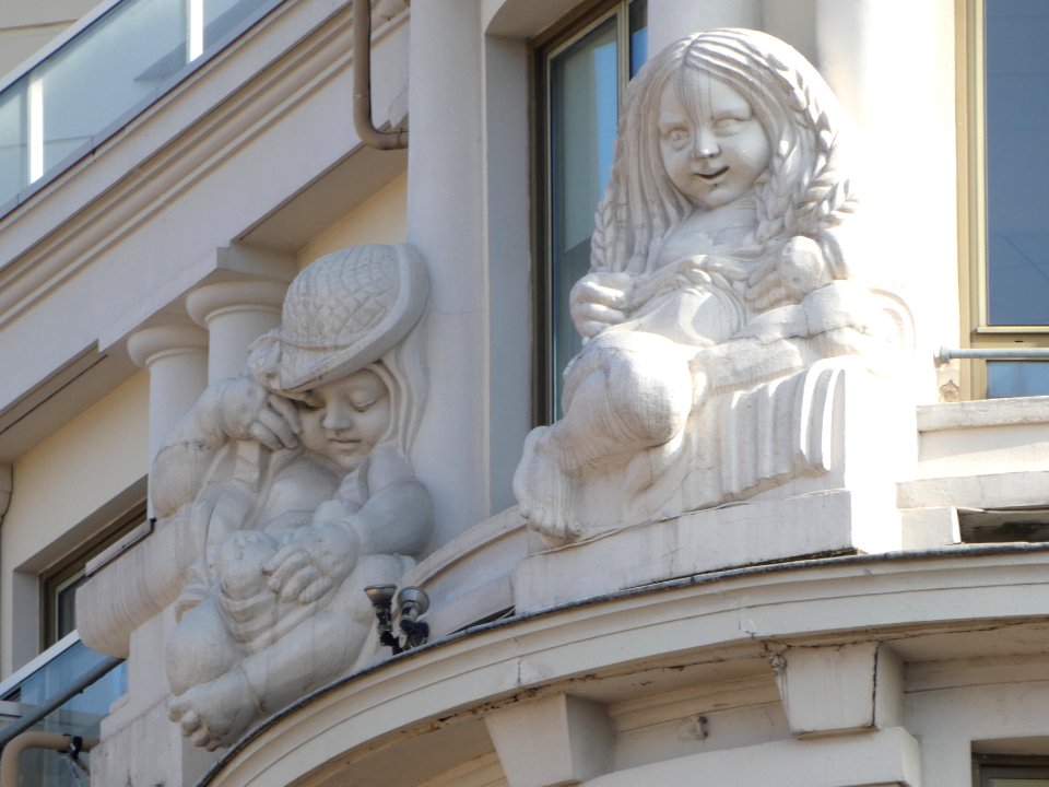 Lyon 2e - Rue du Président Carnot - Anciennes Galeries Lafayette - Statues à l'angle de la rue Symphorien Champier, partie gauche