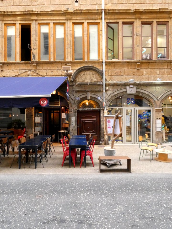 Lyon 2e - Rue du Palais Grillet - Porte aux numéros 18 et 20