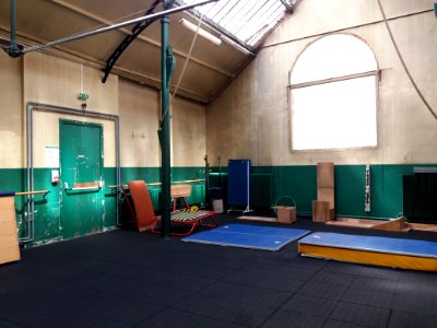 Lyon 2e - Rue des Marronniers, école Peyrefitte, salle de sport sous verrière (1)