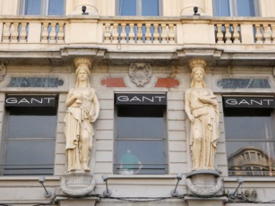 Lyon 2e - Rue du Président Édouard Herriot - Immeuble au numéro 77, statues