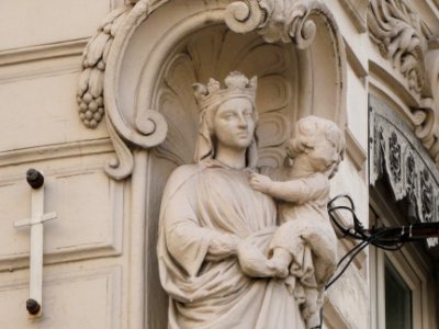 Lyon 2e - Rue du Président Édouard Herriot - Vierge à l'Enfant, à l'angle de la rue Jean de Tournes - Détail