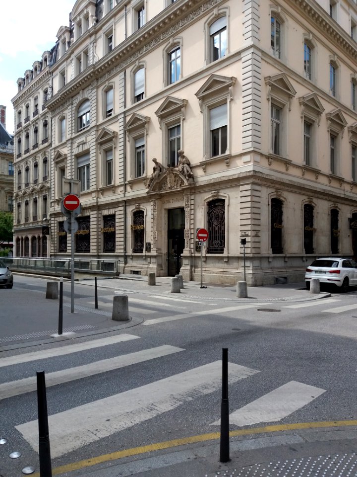 Lyon 2e - Rue de la Bourse, vers le sud, bâtiment de la Caisse d'Épargne