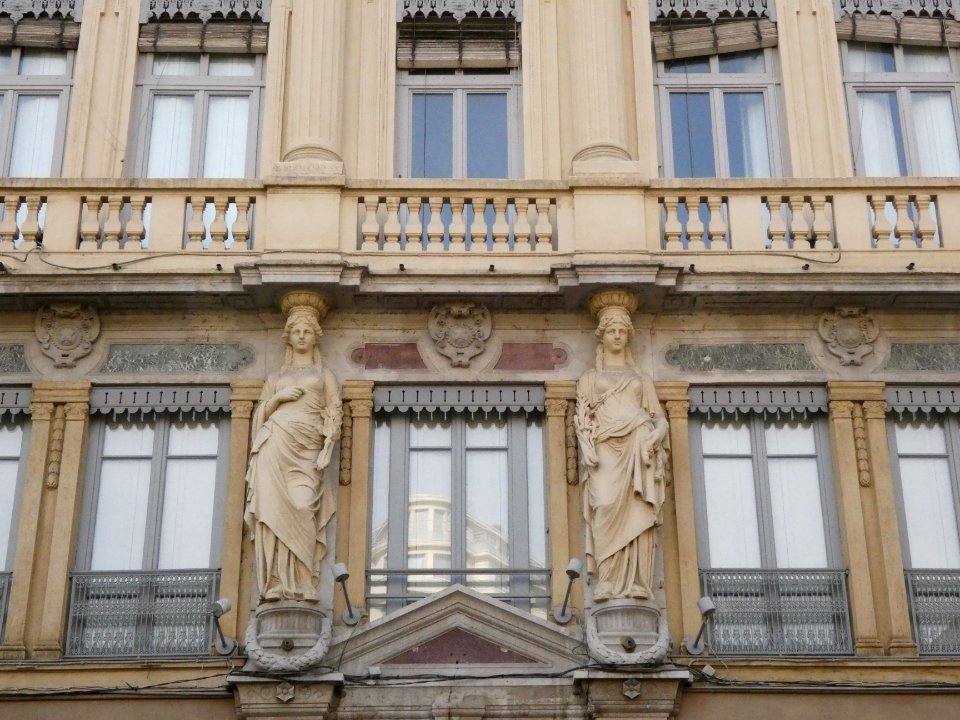 Lyon 2e - Rue du Président Édouard Herriot - Immeuble au numéro 81, statues