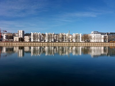 Lyon 2e - Quai Perrache vu depuis les Berges du Rhône, cheminée des anciens bains-douches