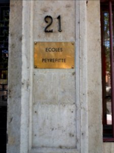 Lyon 2e - Quai Tilsitt, plaque au numéro 21, écoles Peyrefitte
